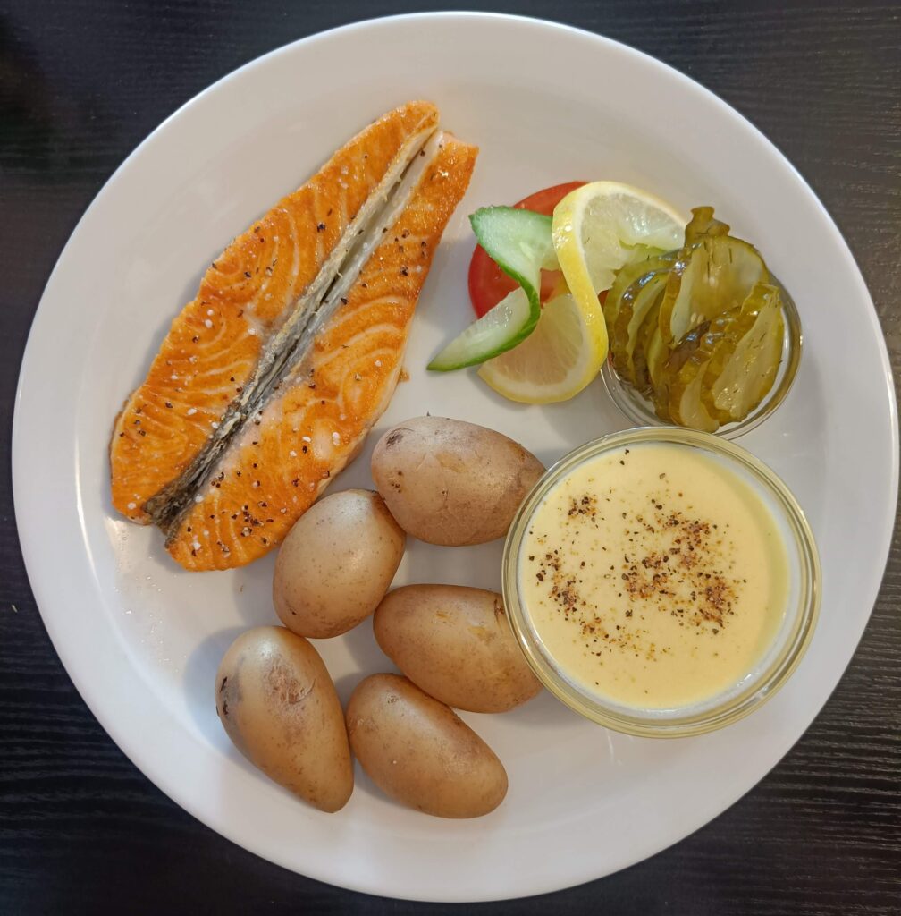 01 Pandestegt Laks med hollandaise sauce, kartofler, agurk, salat og citron.