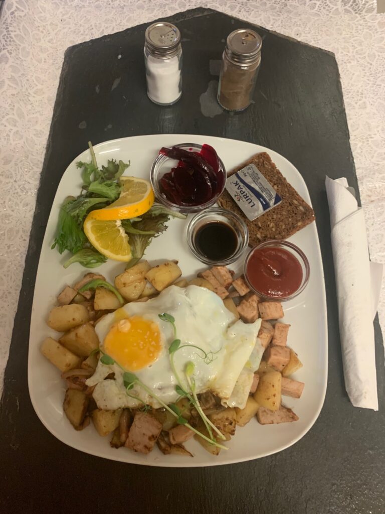 biksemad-med-bacon-spejlaeg-og-roedbeder-og-engelsk-sovs