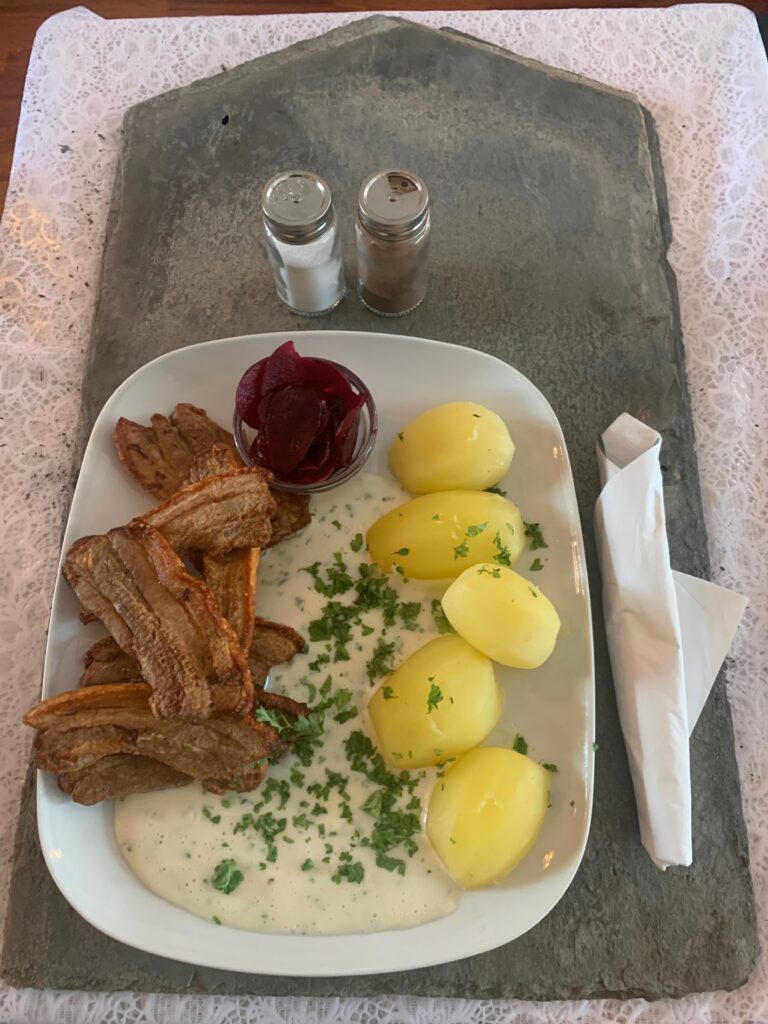 stegt-flaesk-med-sproede-svaer-kartofler-og-persillesovs