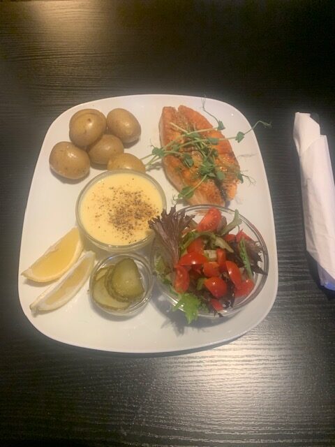 stegt-laks-med-hollandaise-kartofler-agurkesalat-og-citron